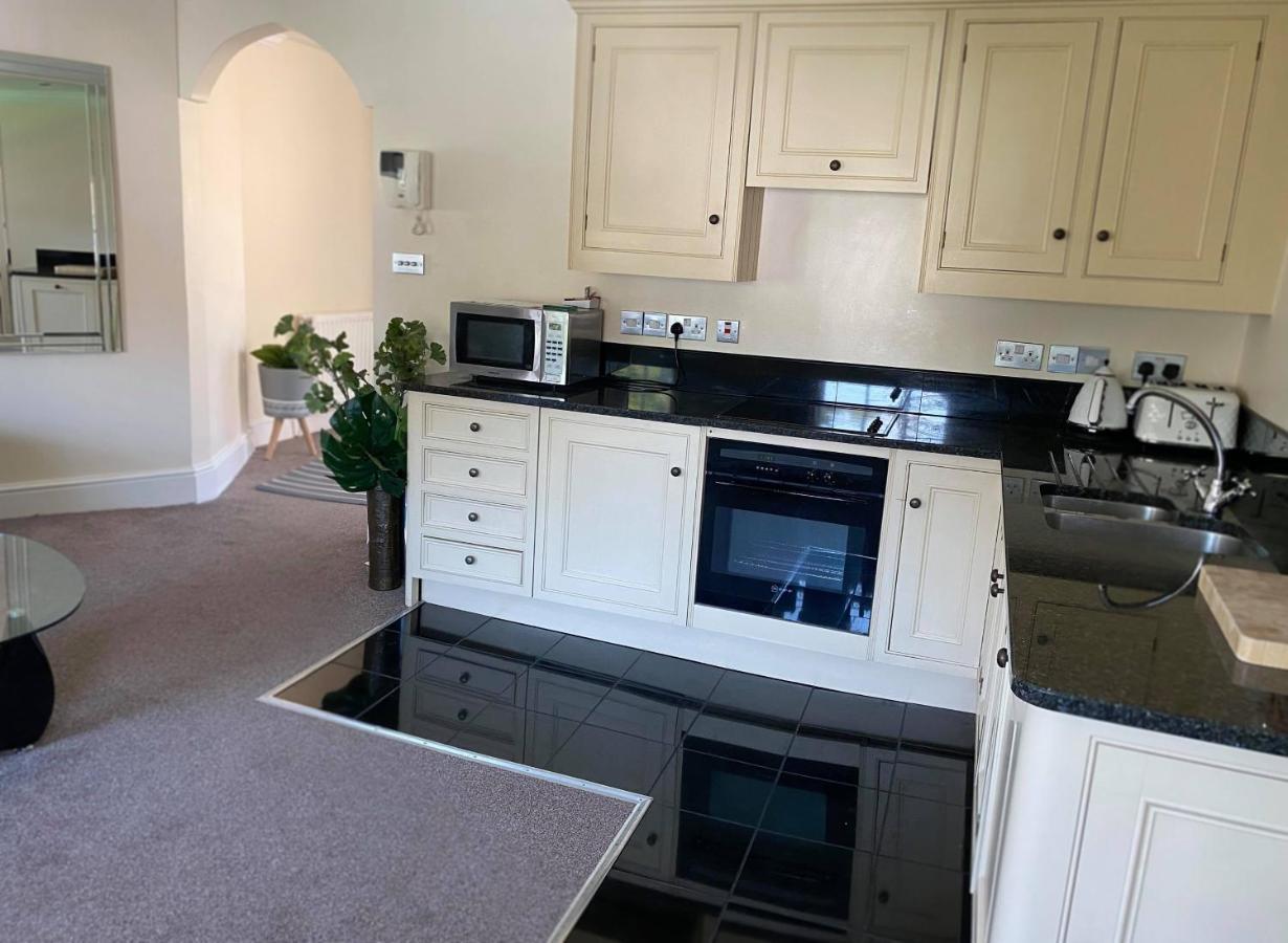 Letting Serviced Apartments - Guards View, Виндзор Экстерьер фото