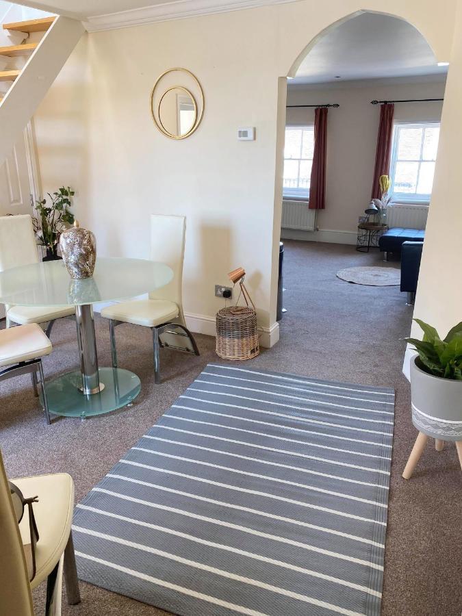Letting Serviced Apartments - Guards View, Виндзор Экстерьер фото