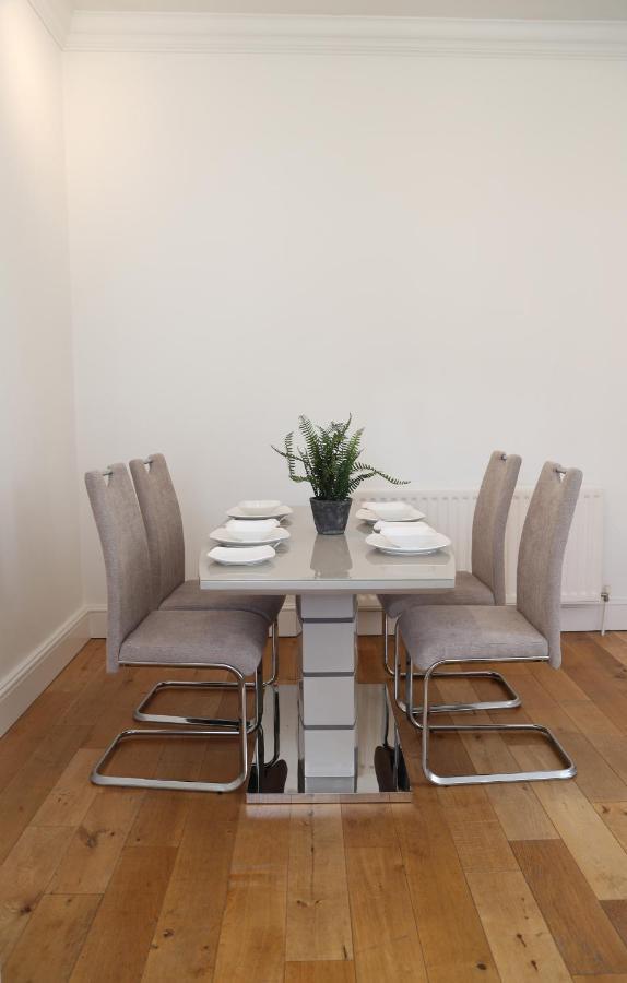 Letting Serviced Apartments - Guards View, Виндзор Экстерьер фото