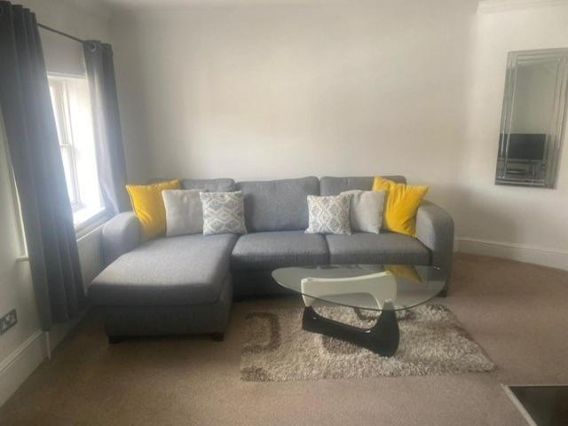 Letting Serviced Apartments - Guards View, Виндзор Экстерьер фото